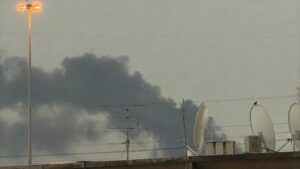 Uma coluna de fumaça se eleva após uma explosão na base militar dos EUA no Bahrein, em 13 de julho de 2026.